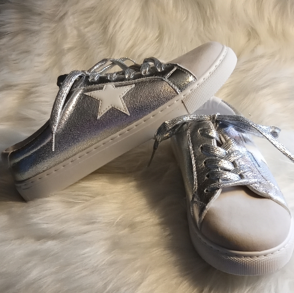 NWOT Outwoods Metallic Silver Star Sneakers Women's Size 10